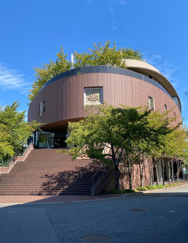 Exterior view of Kandai-mae Station (Kansai University Senriyama Campus In front of the travel counter on the 3rd floor of Rinpukan)