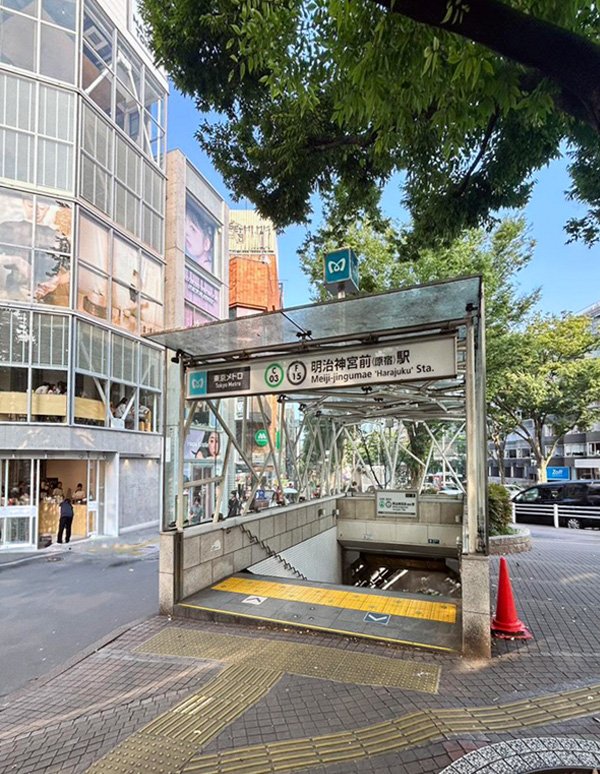 明治神宮前〈原宿〉駅:東京メトロ千代田線 代々木公園方面改札外の外観写真