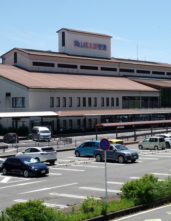 岡山桃太郎空港:1F 国内線到着ロビーの外観写真