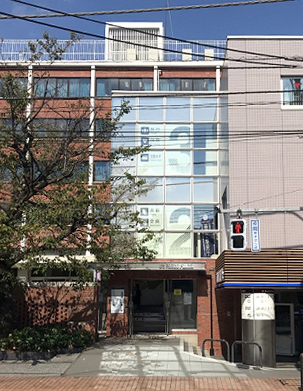 池袋駅:立教大学池袋キャンパス セントポールプラザ内立教トラベルプラザの外観写真