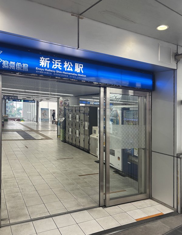 新浜松駅:改札外 改札窓口前の外観写真