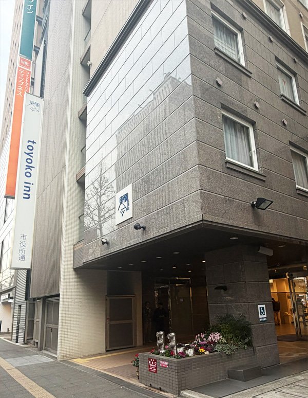 川崎駅:東横INN川崎駅前市役所通 フロントロビーの外観写真