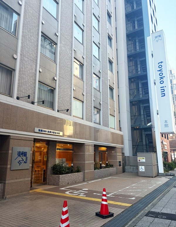 新横浜駅:東横INN新横浜駅前本館 フロントロビーの外観写真