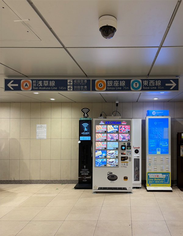 日本橋駅:東京メトロ東西線 日本橋交差点改札外の設置写真