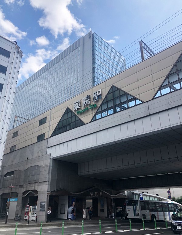 Vue extérieure de Yakuin Station (Nishitetsu Central ticket gate)